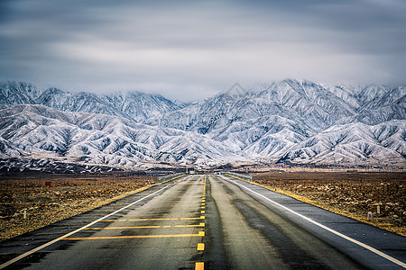 视觉感雪山下的公路背景