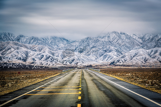 雪山下的公路图片