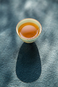 野生枞菌汤一杯茶放在有树叶影子的茶席上背景