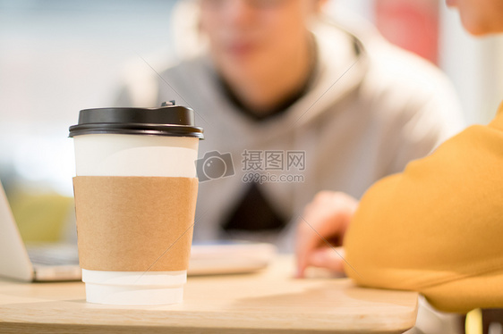 开会讨论聊天咖啡杯背景虚化图片