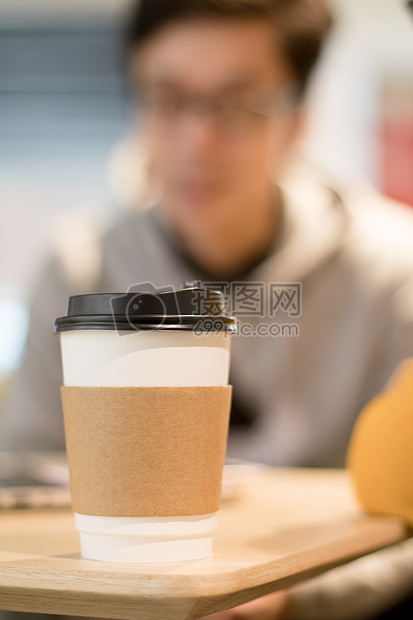 开会讨论聊天咖啡杯背景虚化图片