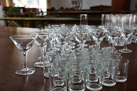 排列整齐的场合酒杯 排列 马提尼杯 红酒杯  空酒杯背景