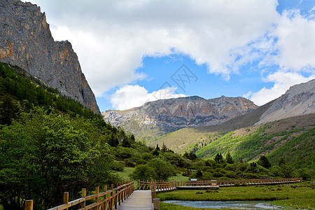 巍峨高山高原圣山背景