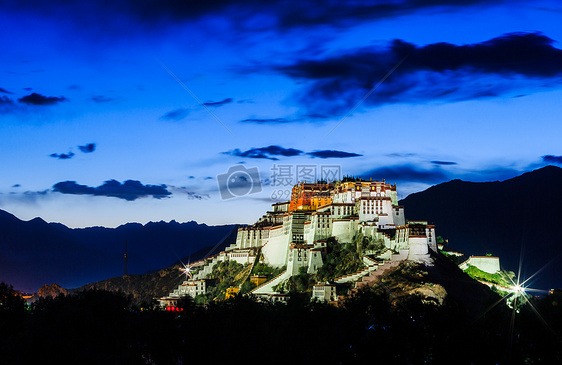 夜色中的布达拉宫夜景图片