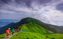 户外登山徒步旅行者图片