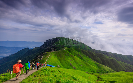 户外登山徒步旅行者图片