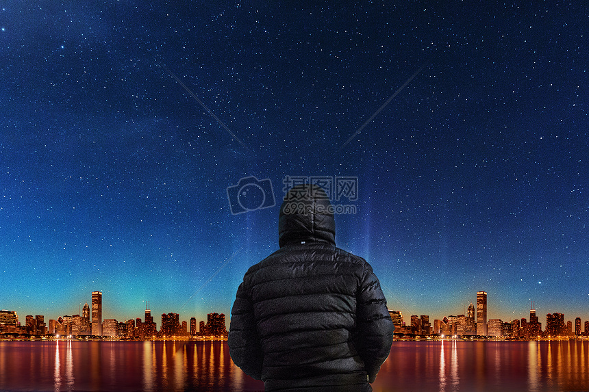 夜空下的人物眺望城市背影