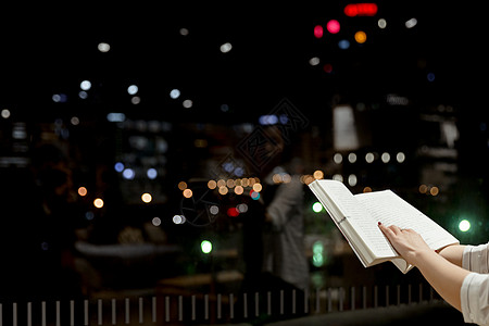 夜间看书落地窗前夜晚书本特写背景