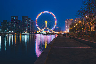 天津之眼傍晚夜景图片