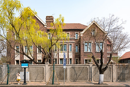 停车道闸天津欧式建筑拍摄背景