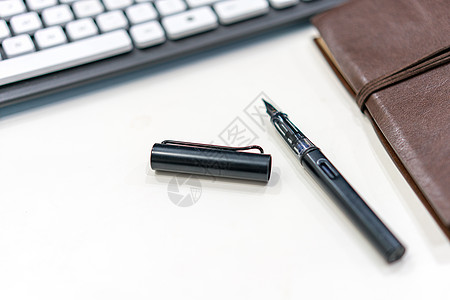 桌面钢笔文具拍摄图片