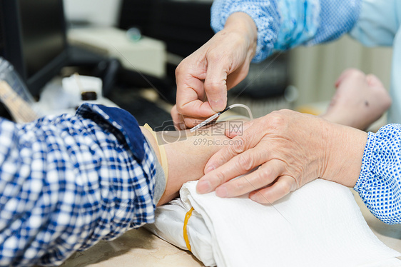 医生给男人手部抽血化验图片