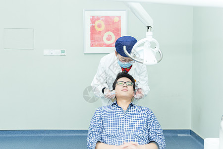 检查牙齿的男孩健康医疗牙科医生给男人检查背景