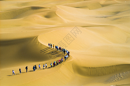 沙漠风光徒步行者高清图片