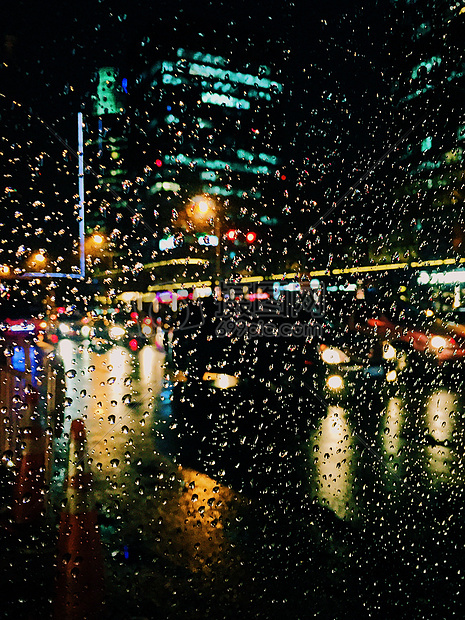 最清冷的雨夜 最热闹的灯光
