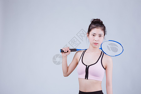 打羽毛球的女孩青春活动运动美女打羽毛球背景