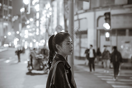 清新文艺女孩夜晚黑白人像高清图片