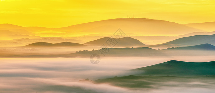 坝上草原山脉日出晨雾背景