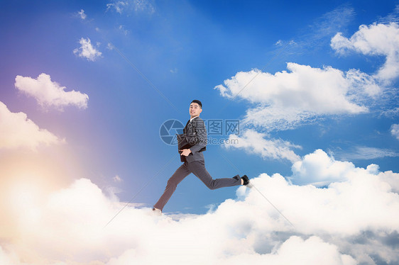 云朵中跳跃的人图片