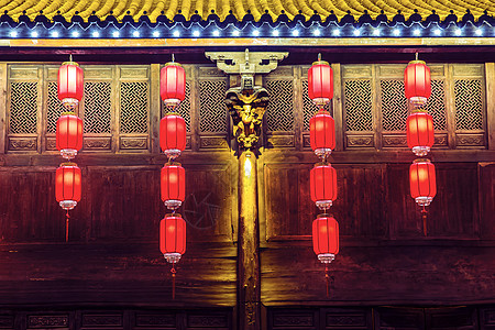 中式古建筑上挂满了红灯笼图片