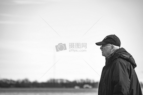 孤独的老人背影