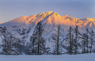 日出阳光洒在雪山上图片