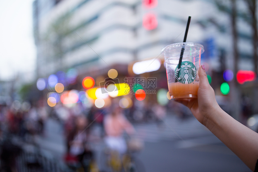 街头手拿水杯图片