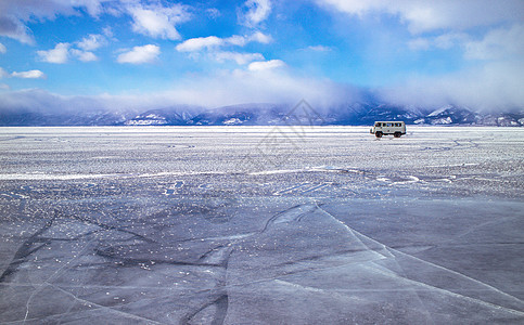 冰面上行驶的老式轿车 在资本寒冬中前进背景图片