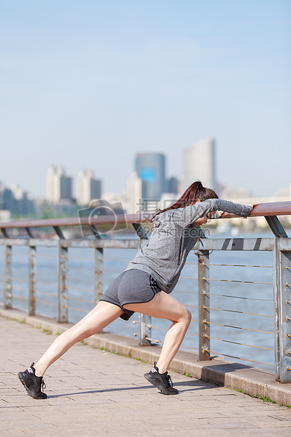 美女户外运动图片