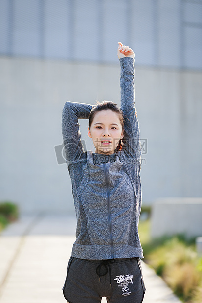 美女户外运动图片