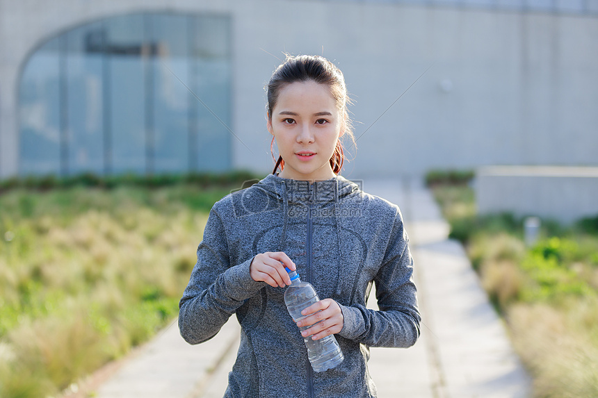 美女户外运动图片