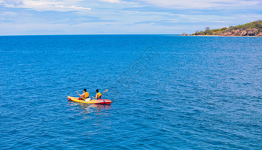 划船的人蓝天皮筏高清图片