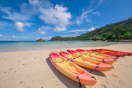 海边房屋海边停靠的小船背景