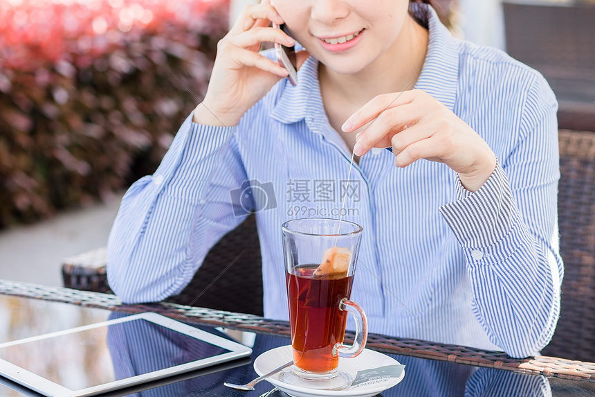 年轻女子在咖啡馆打电话图片