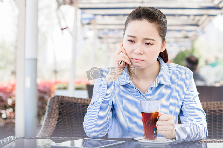 年轻女性在咖啡店打电话图片