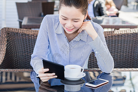 商务笑脸年轻女性咖啡店阅读电子书背景