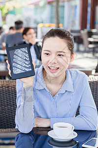 年轻女性咖啡店阅读电子书图片