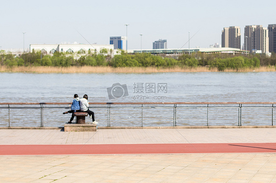 坐在江边看风景的人图片