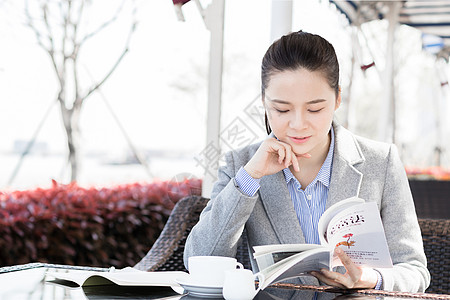 商务剪影时尚女子咖啡馆休闲阅读看书背景