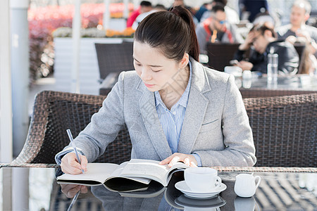 时尚女子咖啡馆休闲阅读看书高清图片