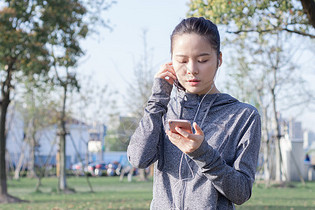 户外听音乐休闲放松的美女图片