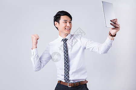 员工微笑商务男士拿着电脑庆祝成功背景