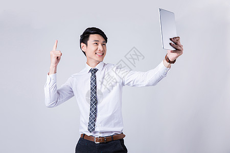 白科技商务男士拿着电脑庆祝成功背景