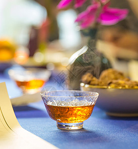 细布纹一杯冒着热气的红茶放在桌子上背景