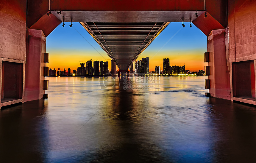 城市桥梁结构夜景图片
