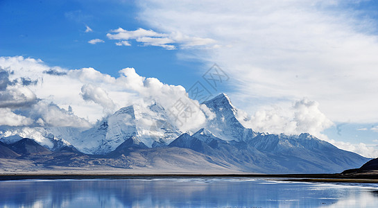 西藏的雪山和天空背景图片