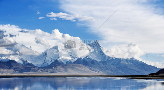 西藏的雪山和天空图片