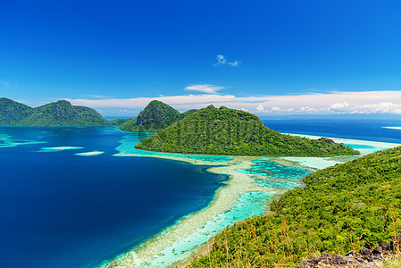 蓝色海平面蓝天下的海岛背景