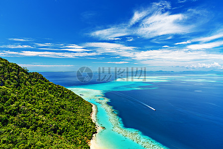 绿色大海蓝天下的海岛风光背景