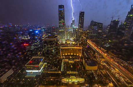 城市立交桥雷电大雨中的城市背景